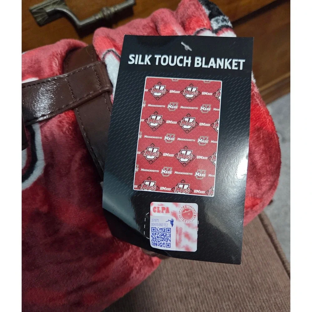 UMass Minutemen Silk Touch Blanket 60x90 The Northwest Group Maroon White NEW